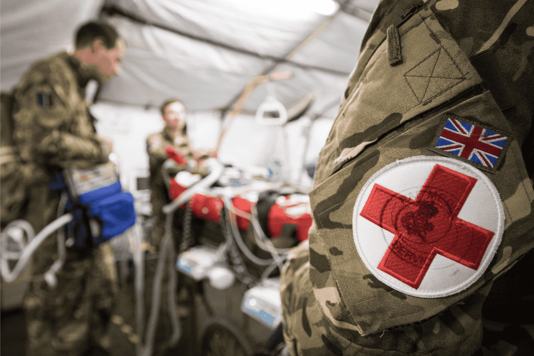 Militares com emblema de cruz vermelha num contexto médico