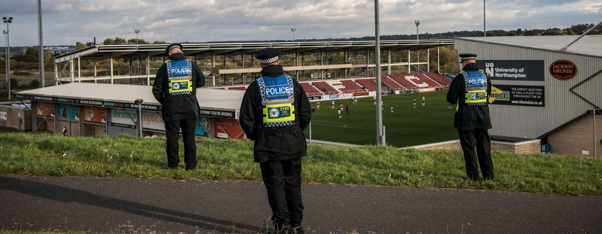 Acordos-quadro da Chiltern Global - Três agentes policiais em frente a um estádio com céu nublado.