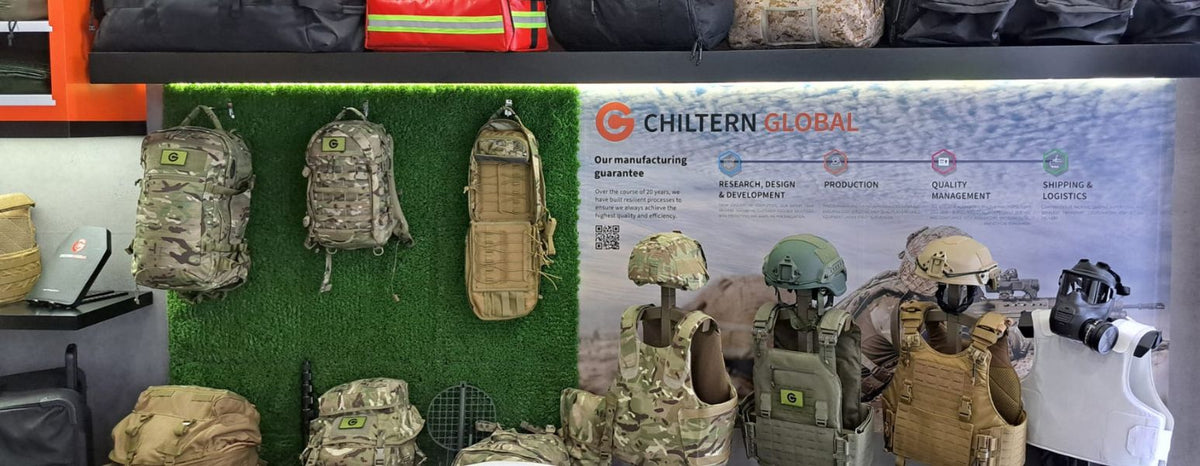 Os nossos processos - Exposição de equipamento tático, incluindo mochilas e coletes com a marca Chiltern Global.